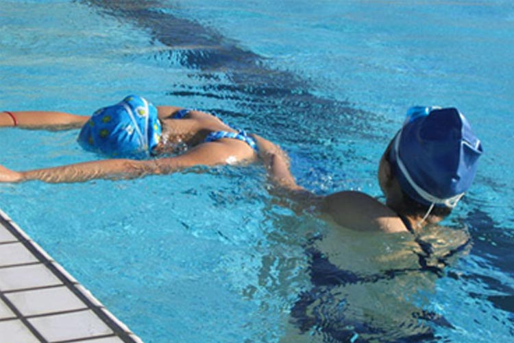 蓝天大洋体育俱乐部告诉您：正确的游泳培训为你塑造流畅的线条